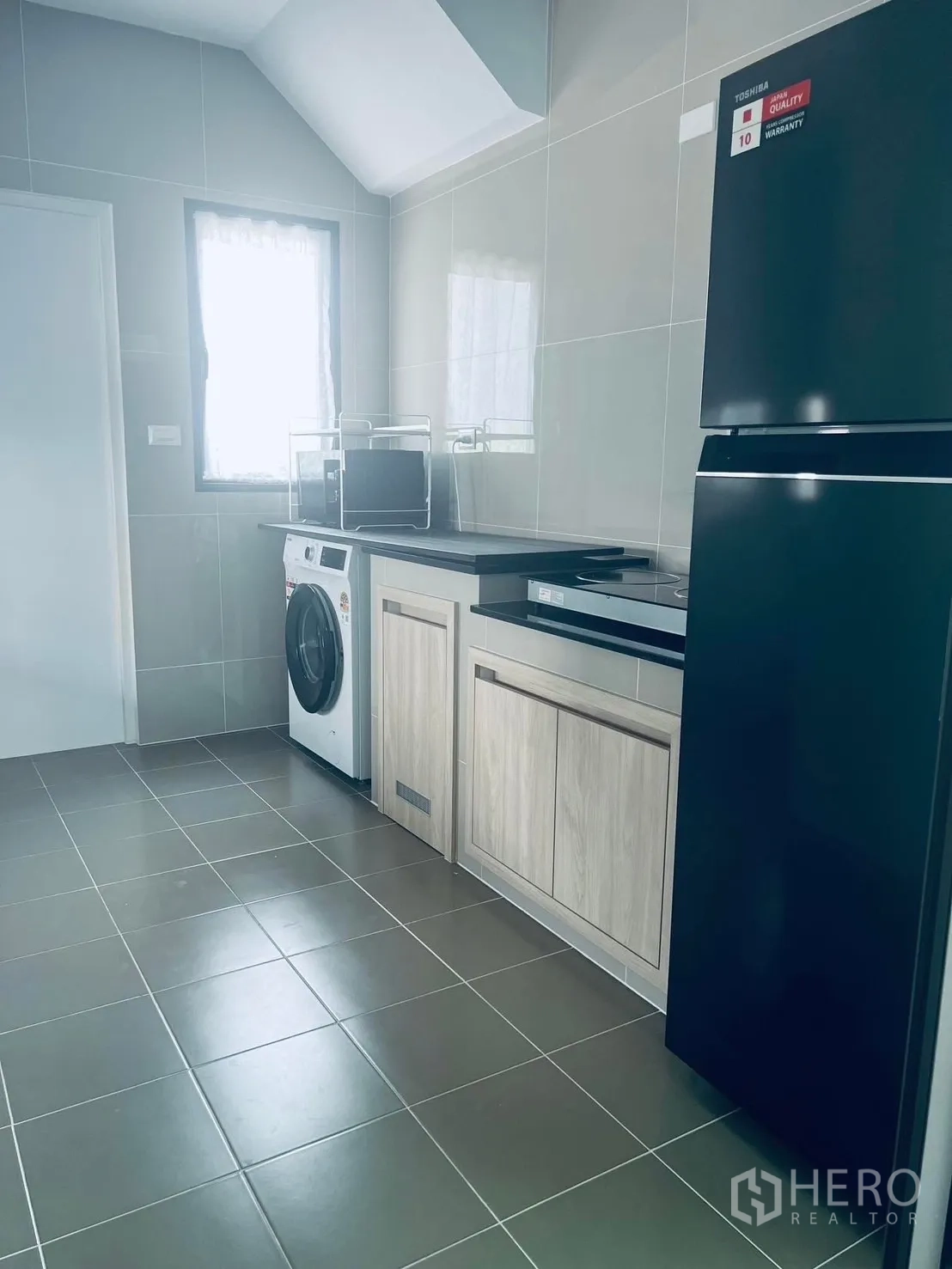 บ้าน ให้เช่าในBang Sao Thong, Samut Prakan - ครัวบิลท์อินพร้อมตู้เย็น เครื่องซักผ้า เตา และพื้นกระเบื้อง