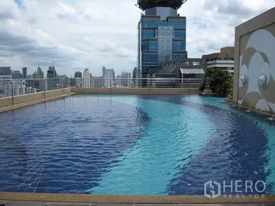คอนโด ให้เช่าในWatthana, Bangkok - สระว่ายน้ำดาดฟ้าวิวเมืองของคอนโดสูงในทำเลอโศก