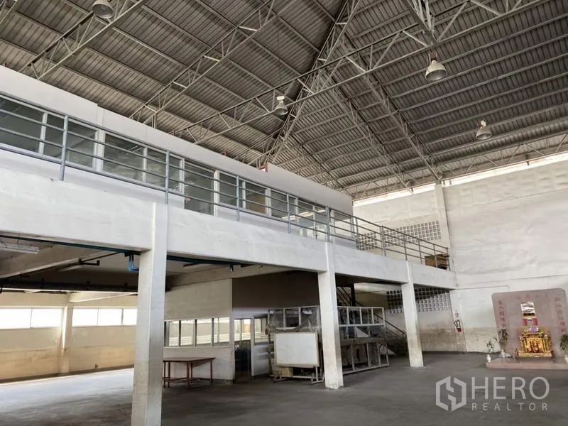 Factory for sale in Khlong Luang, Pathum Thani - Mezzanine office block with glass panels overlooking the factory floor.