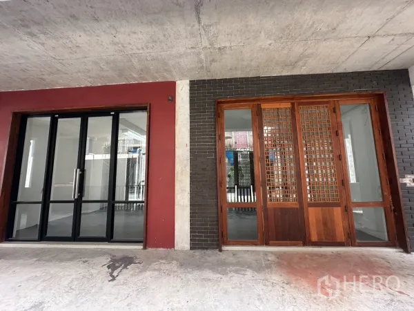 สำนักงานที่บ้าน ให้เช่าในPathum Wan, Bangkok - ทางเข้าชั้นล่าง ประตูกระจกบานเลื่อนกรอบดำคู่กับประตูไม้ระแนง