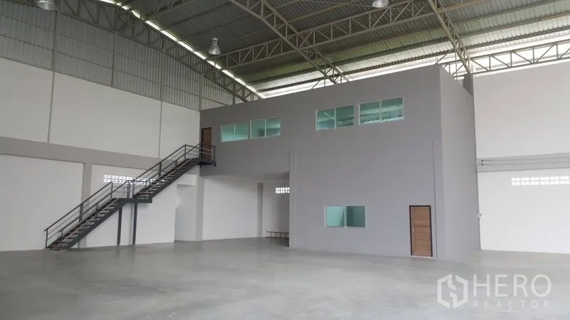 โรงงาน ขายในBang Sao Thong, Samut Prakan - บล็อกสำนักงานชั้นลอยพร้อมหน้าต่างและบันไดเหล็กภายในโรงงาน.