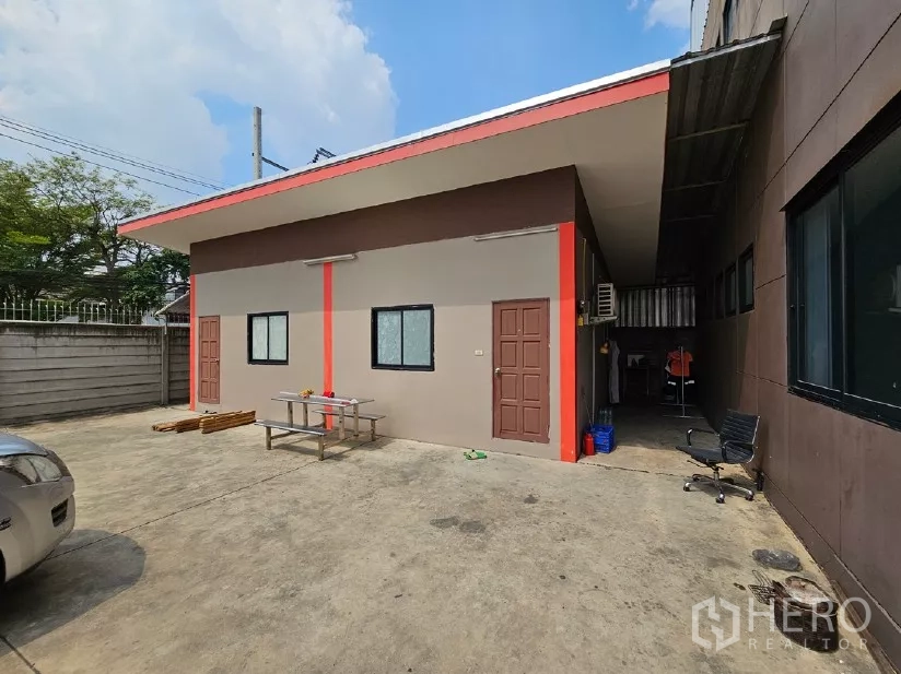 货栈 出租或出售在Lak Si, Bangkok - 仓库旁单层员工宿舍