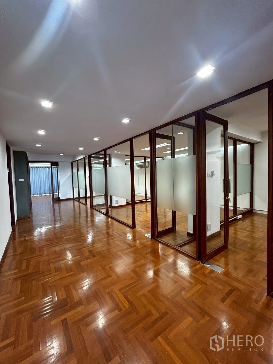 โชว์รูม for rent or sale in Bang Phli, Samut Prakan - พื้นที่สำนักงาน ผนังกั้นกระจกฝ้า พื้นปาร์เกต์ และดาวน์ไลท์