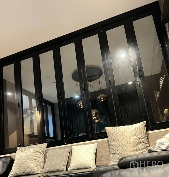 สำนักงานที่บ้าน ให้เช่าในSaphan Sung, Bangkok - ฉากกั้นกระจกบานเฟี้ยมกรอบสีดำ เหนือม้านั่งบิลท์อินพร้อมหมอนอิง