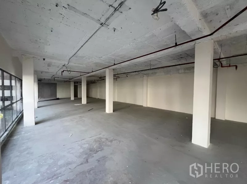 พื้นที่ขายปลีก ให้เช่าในWatthana, Bangkok - ฮอลล์ค้าปลีกพื้นคอนกรีตเปลือยและเสารับน้ำหนัก