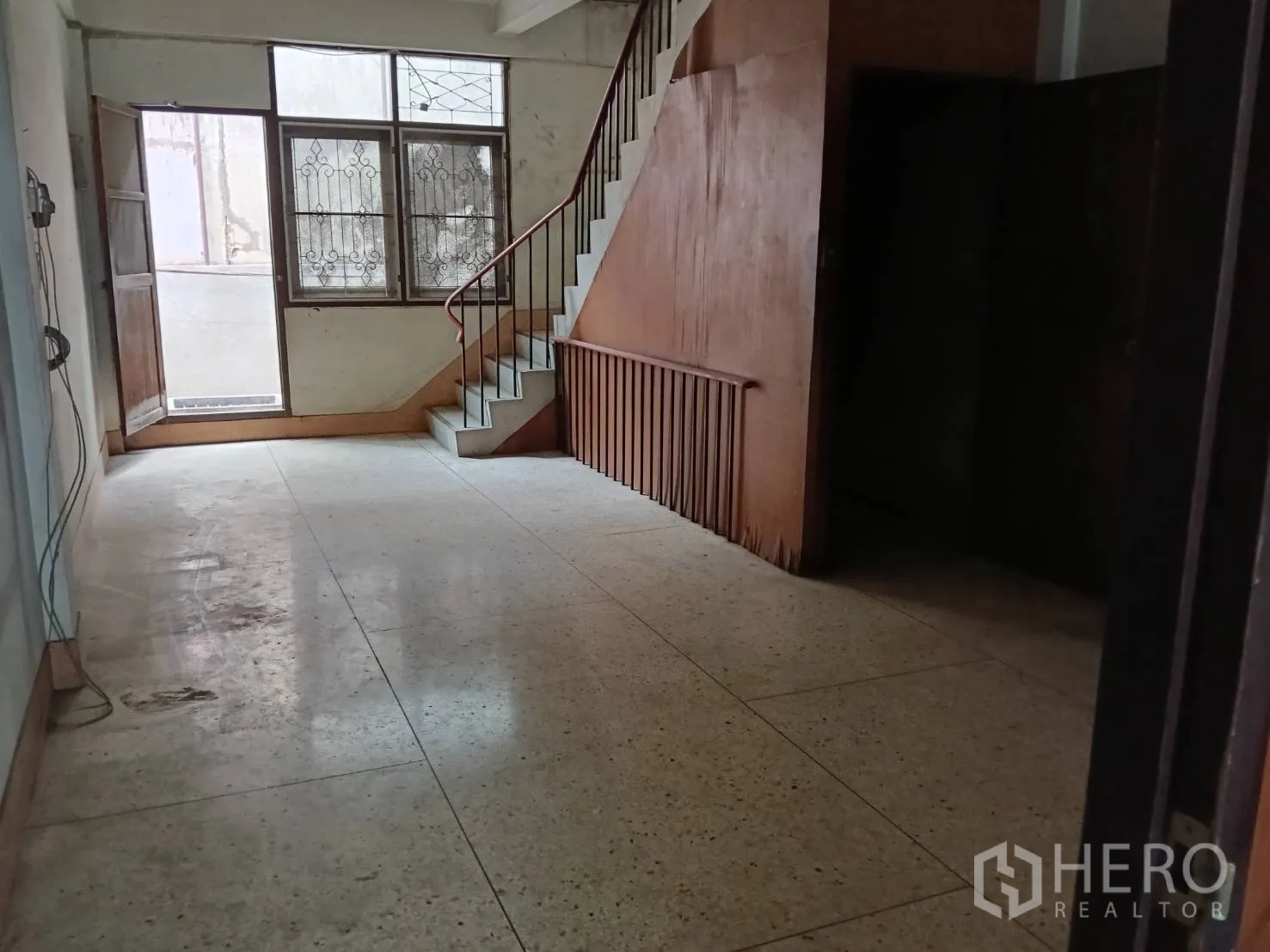 ตึกแถว for rent in Khlong Toei, Bangkok - พื้นที่ชั้นล่างพื้นหินขัดพร้อมบันไดและช่องแสงหน้าต่าง