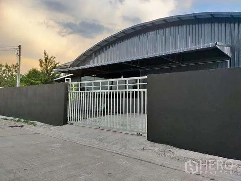 货栈 出租在Khlong Sam Wa, Bangkok - 曼谷Khlong Sam Wa 现代钢结构仓库的入口大门与前场。