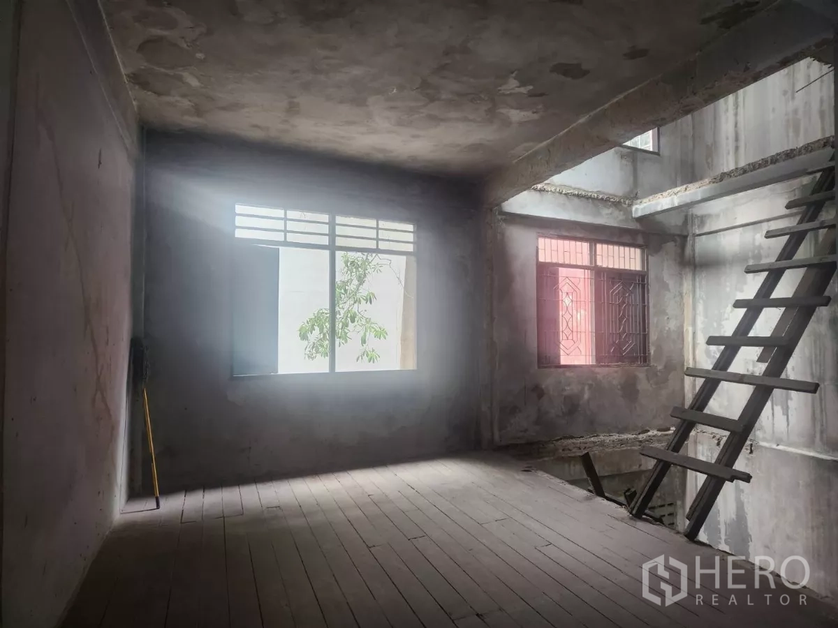 店屋 出租在Watthana, Bangkok - 阁楼感角落，窗户与木梯，呈现双层挑空