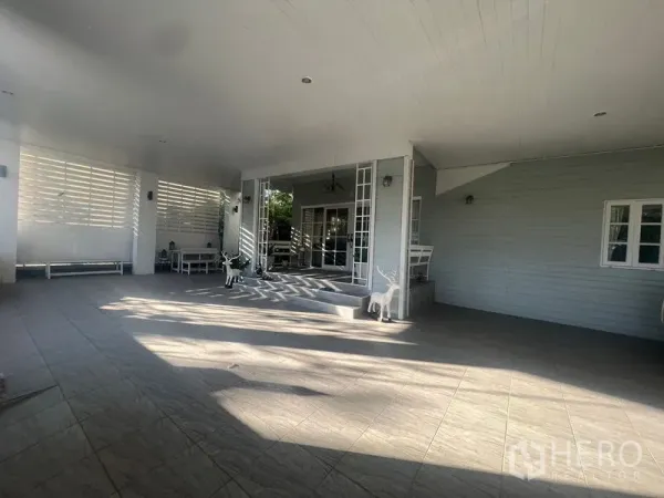 บ้าน ขายในLat Krabang, Bangkok - พื้นที่โรงจอดรถและชานระเบียงแบบมีหลังคาปูกระเบื้องพร้อมประตูกระจก