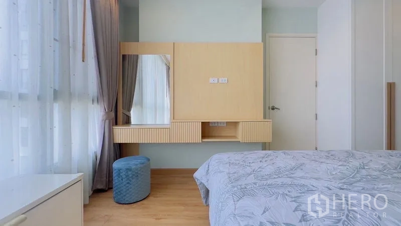 คอนโด ให้เช่าในWatthana, Bangkok - มุมแต่งตัวในห้องนอน โต๊ะบิลท์อินไม้พร้อมกระจกเงาและสตูลสีน้ำเงิน