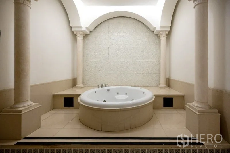 คอนโด ขาย - ห้องสปาพร้อมอ่างจากุซซีกลมและเสาโค้ง