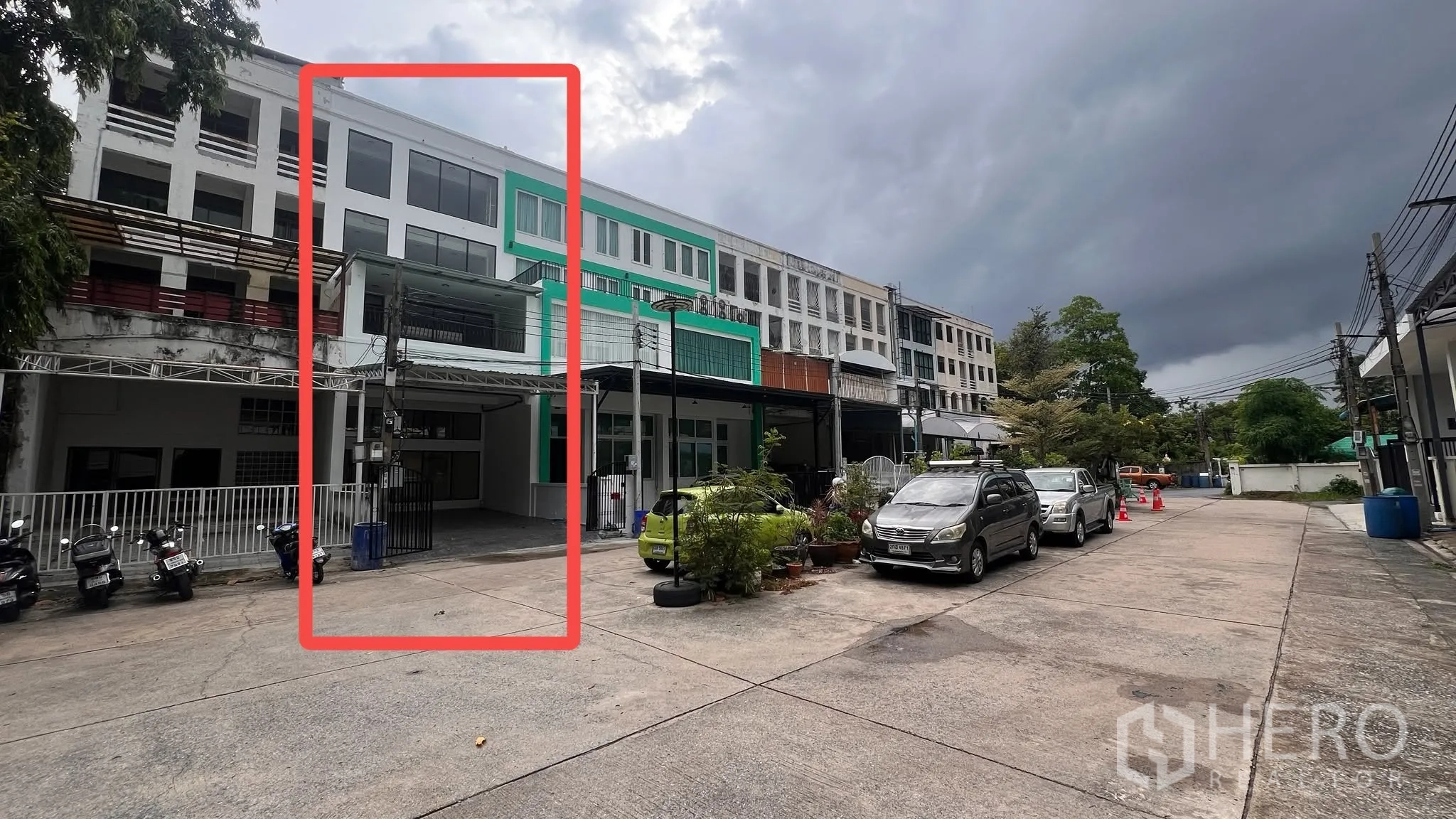 โฮมออฟฟิศ for rent or sale in Phra Khanong, Bangkok - อาคารทาวน์เฮาส์ด้านหน้า ไฮไลต์ตัวอาคารในซอยเงียบสงบ.