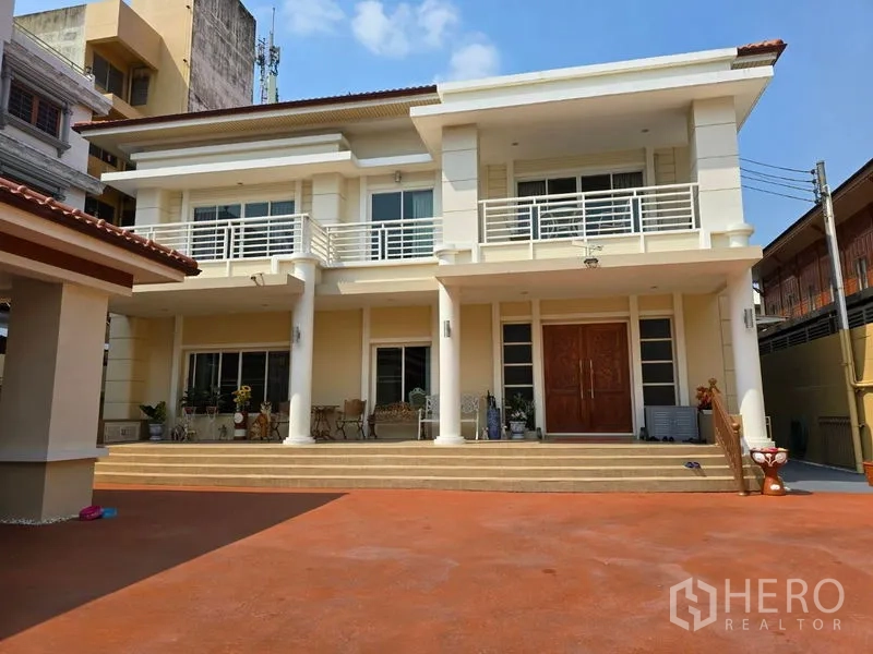 ที่ดิน ขาย - ด้านหน้าบ้านสองชั้นพร้อมลานจอดรถกว้าง บนแปลงที่ดินพระโขนง