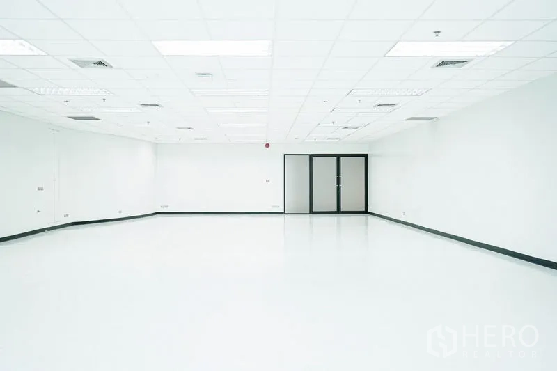สำนักงาน ให้เช่าในWatthana, Bangkok - พื้นที่สำนักงานโล่ง พื้นสีขาว ฝ้าทีบาร์ และประตูกระจกคู่