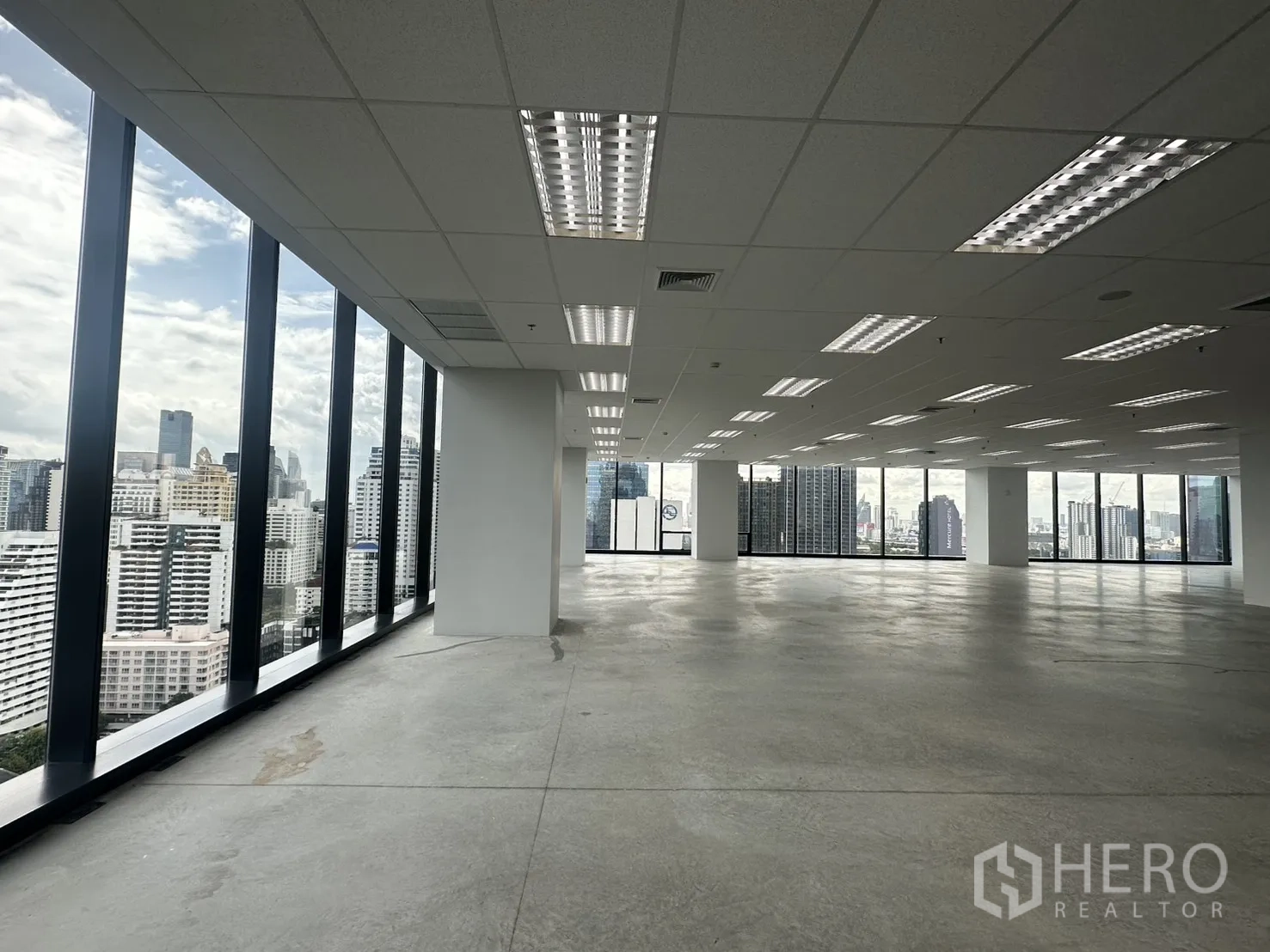 Office Space for rent in Ratchathewi, Bangkok - Light-filled corner space with continuous windows framing the Bangkok city view.