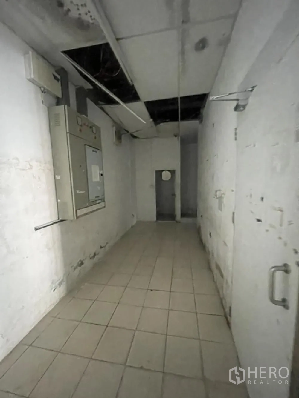 พื้นที่ขายปลีก ให้เช่าในKhlong Toei, Bangkok - ทางเดินบริการ พื้นกระเบื้อง พร้อมตู้ไฟและแผงควบคุมสำหรับการใช้งาน