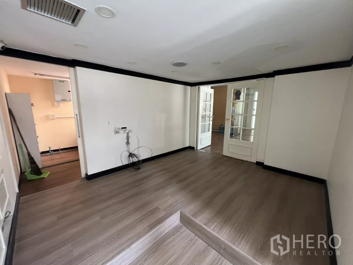 พื้นที่ขายปลีก ให้เช่า - ห้องสำนักงานหลังบ้านพร้อมสายไฟและประตูคู่สู่โซนหลัก