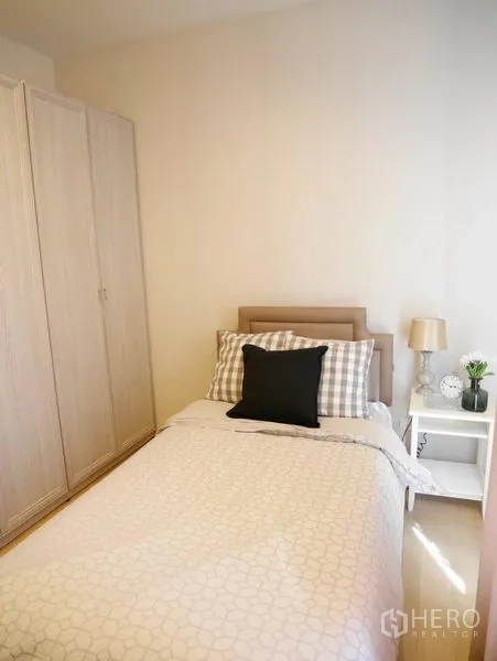 公寓 出租在Watthana, Bangkok - 温馨次卧，单人床、衣柜与床头柜一应俱全。