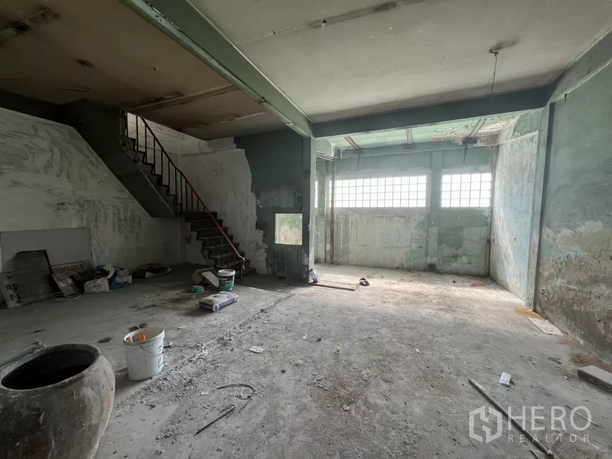 店屋 出售在Suan Luang, Bangkok - 底层带钢梯与施工材料，墙面剥落。