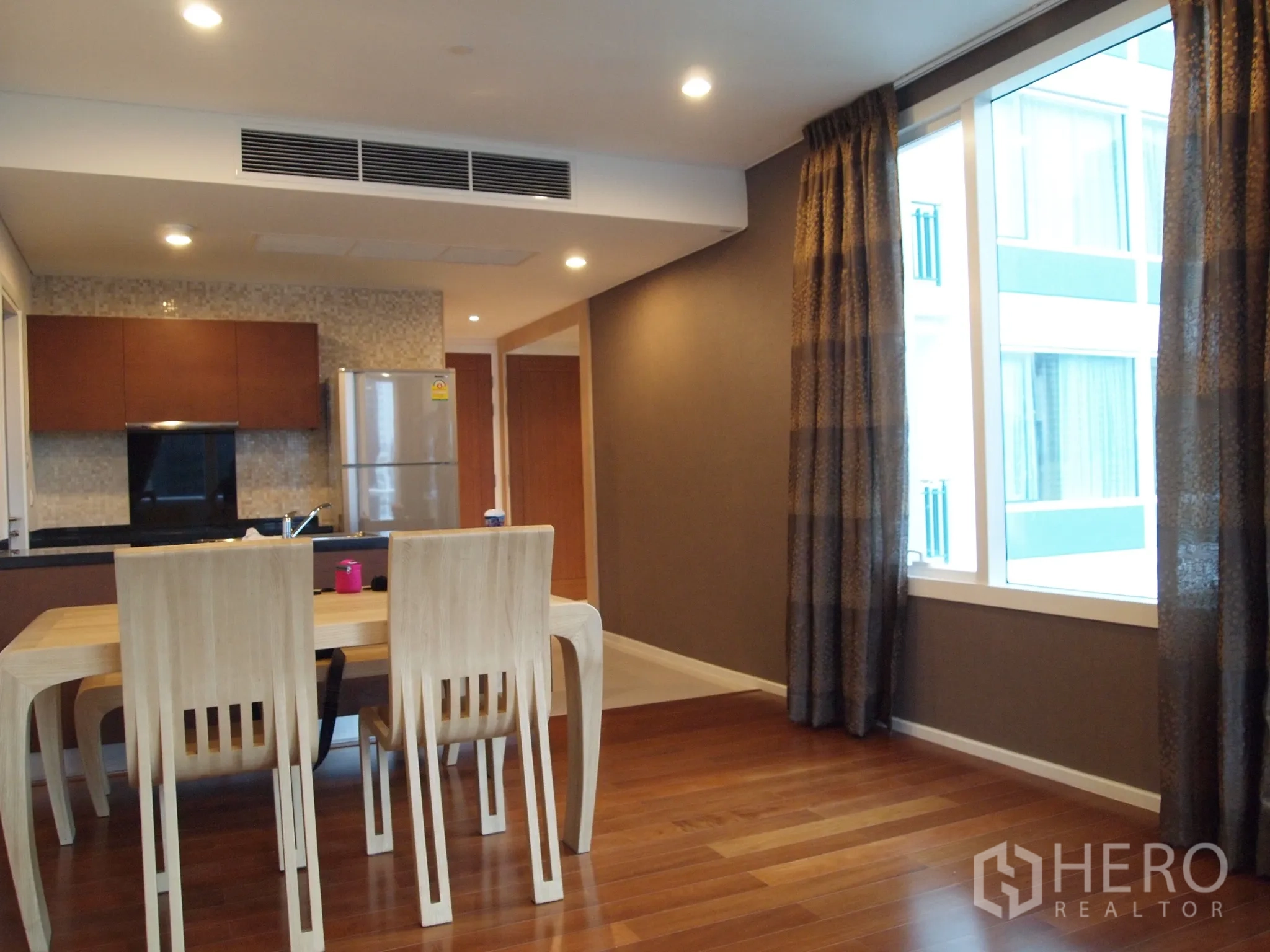 คอนโด ให้เช่าหรือขายในWatthana, Bangkok - มุมรับประทานอาหารสว่างใกล้หน้าต่างใหญ่ ติดกับครัวและไฟดาวน์ไลท์