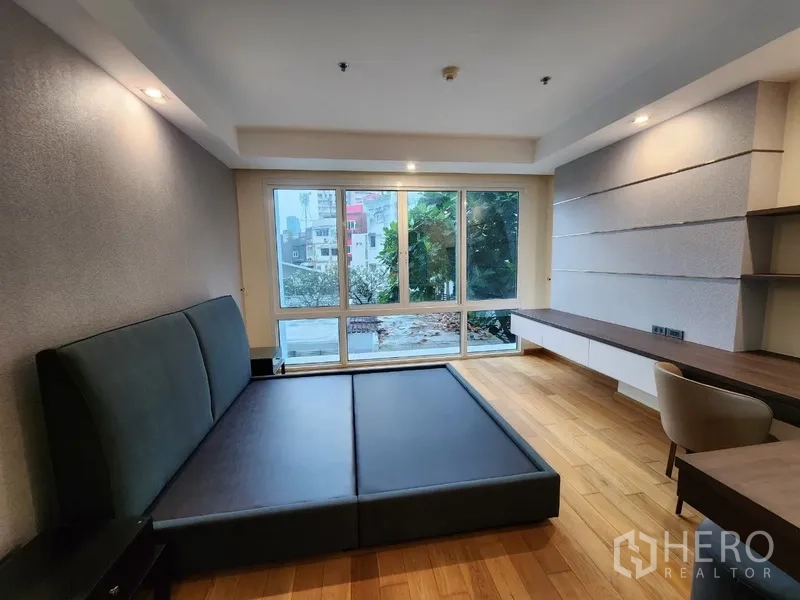 公寓 出租在Khlong Toei, Bangkok - 卧室带大窗、书桌与软包平台床