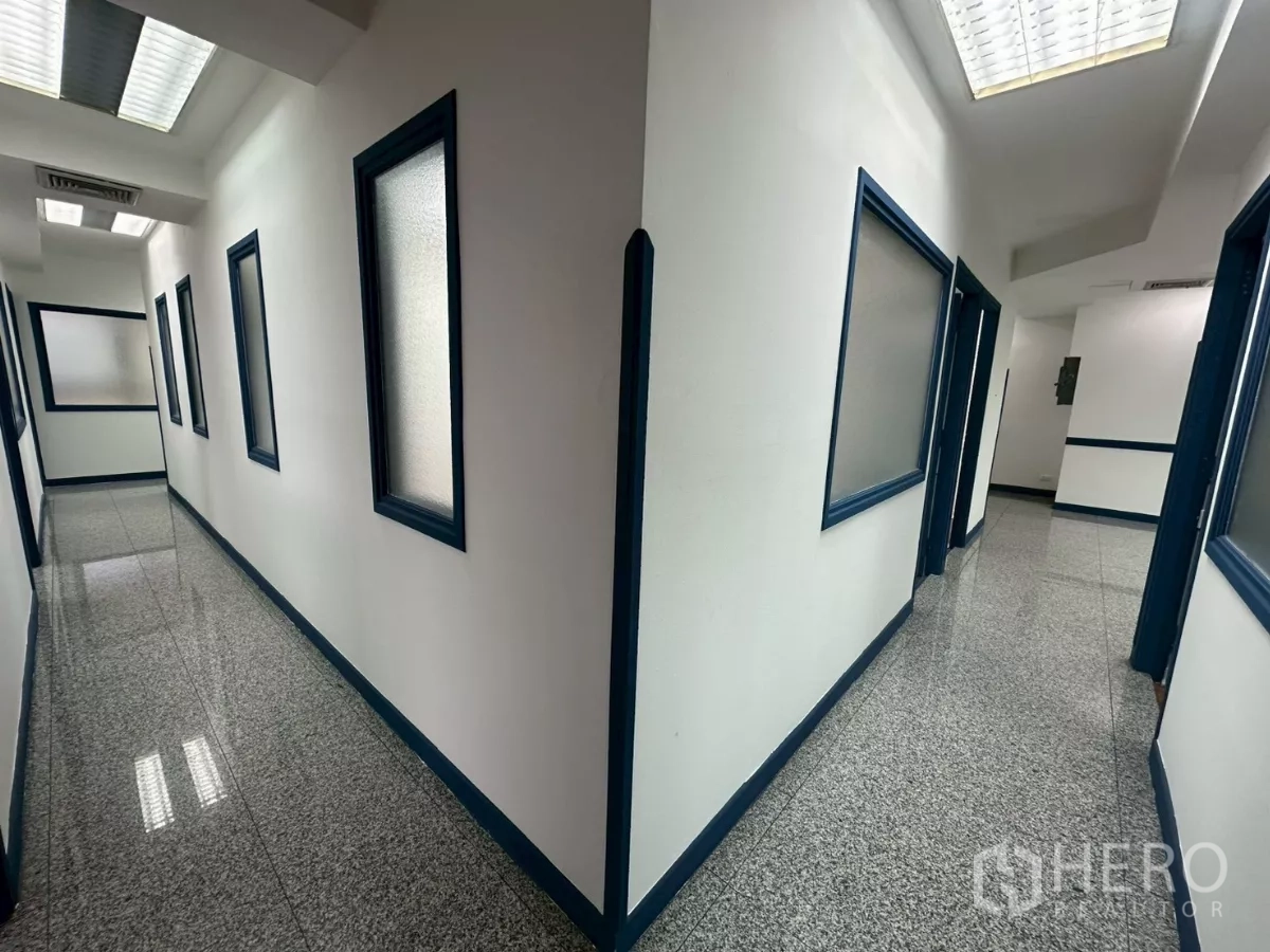 สำนักงาน ให้เช่าในKhlong Toei, Bangkok - ทางเดินสะอาด พื้นแกรนิต พร้อมช่องหน้าต่างฝ้า