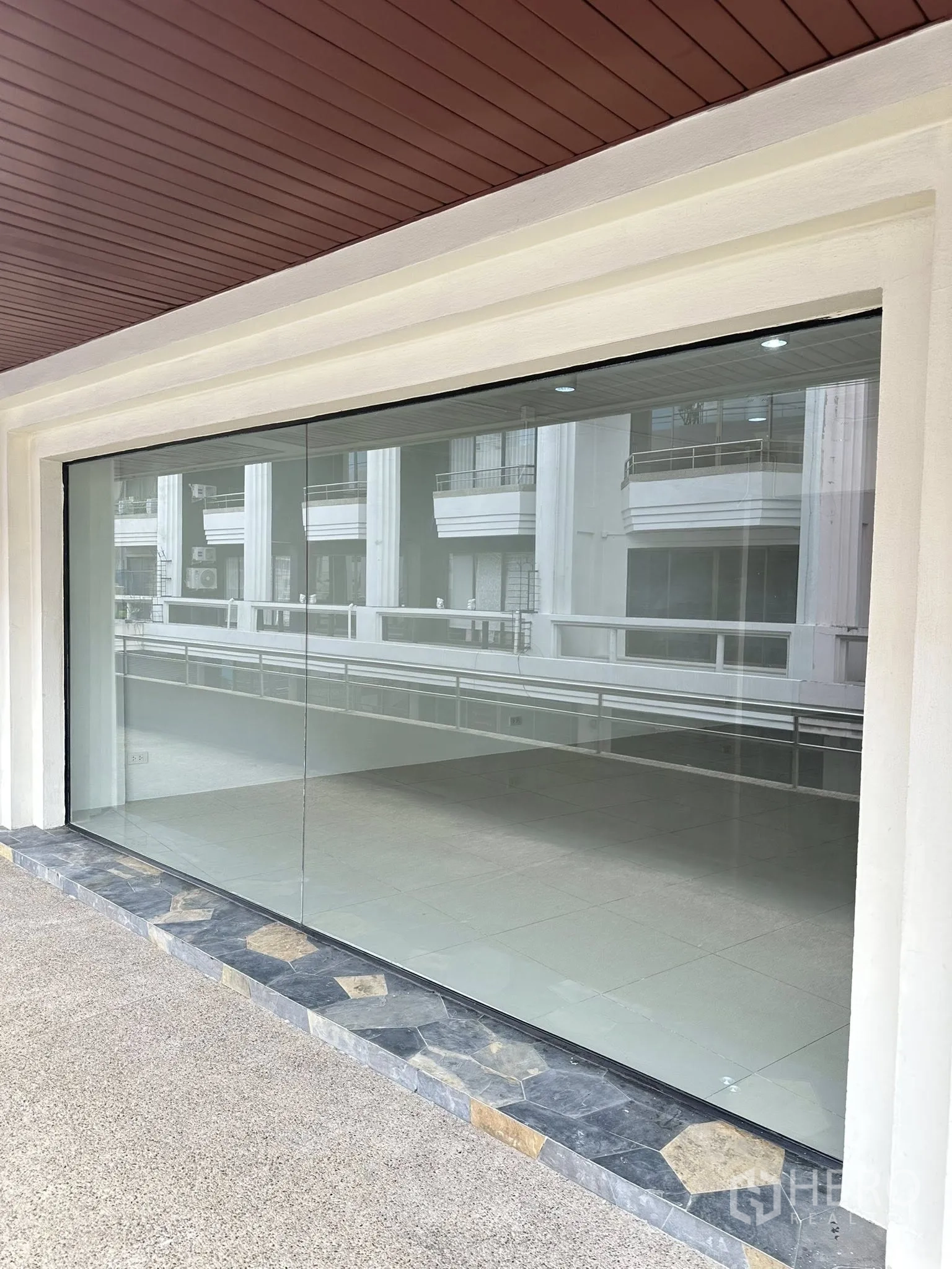 สำนักงาน ให้เช่าในWatthana, Bangkok - ด้านหน้าร้านกระจกบานกว้างพร้อมธรณีหิน