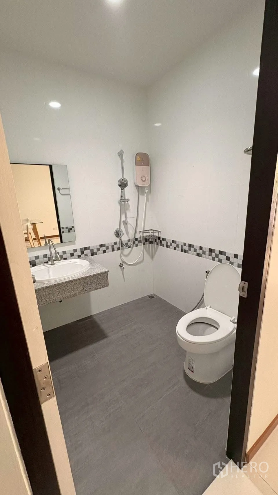 联排别墅 for rent in Phra Khanong, Bangkok - 整洁浴室，配淋浴花洒与热水器、洗手台和坐便器。