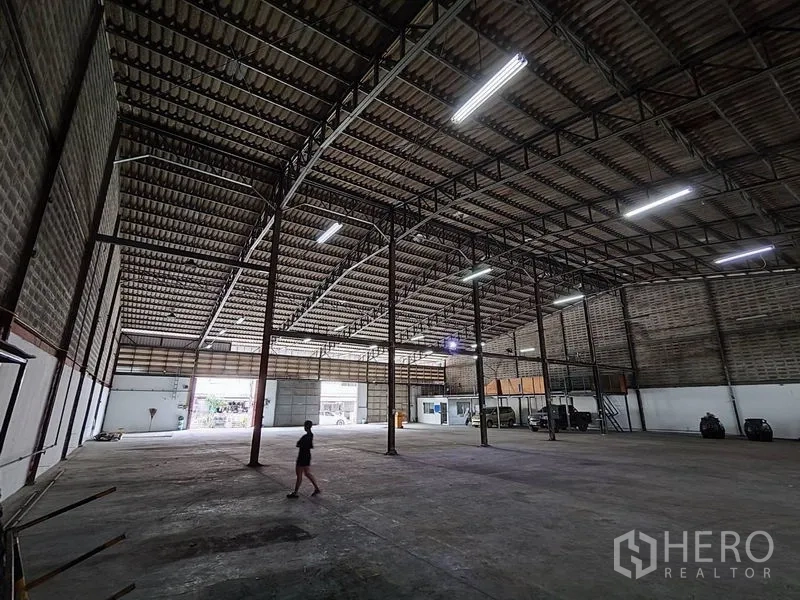 คลังสินค้า ให้เช่าในBang Phli, Samut Prakan - พื้นที่โกดังขนาดใหญ่ เพดานทรัสสูง พร้อมประตูม้วนขนาดใหญ่สำหรับขนถ่าย