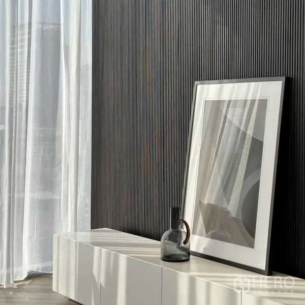 คอนโด ให้เช่าหรือขาย - คอนโซลสีขาวมินิมอล วางกรอบภาพศิลปะ ข้างผ้าม่านโปร่งรับแสงธรรมชาติ