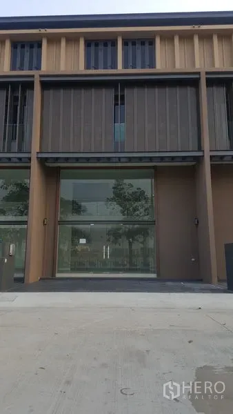 Home Office for rent in Pak Kret, Nonthaburi - Modern home office facade with full-height glass doors and vertical slat cladding in Pak Kret.