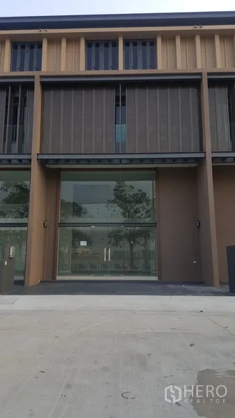 Home Office for rent in Pak Kret, Nonthaburi - Modern home office facade with full-height glass doors and vertical slat cladding in Pak Kret.