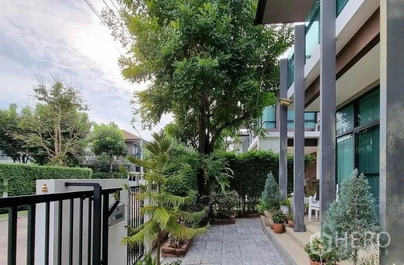 บ้าน ขายในPrawet, Bangkok - เฉลียงหน้าบ้าน เสากลางสูง ต้นไม้ และรั้วทางเข้า