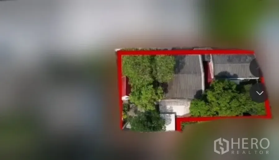 ที่ดิน ขายในWatthana, Bangkok - ภาพมุมสูงของแปลงที่ดินในเขตวัฒนา กรุงเทพฯ ขีดเส้นขอบสีแดง เห็นหลังคาอาคารเตี้ยและต้นไม้ใหญ่ภายในพื้นที่