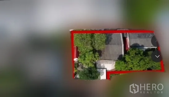 ที่ดิน ขายในWatthana, Bangkok - ภาพมุมสูงของแปลงที่ดินในเขตวัฒนา กรุงเทพฯ ขีดเส้นขอบสีแดง เห็นหลังคาอาคารเตี้ยและต้นไม้ใหญ่ภายในพื้นที่