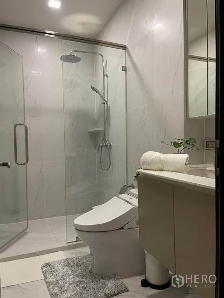 คอนโด ให้เช่าในRatchathewi, Bangkok - ห้องน้ำสมัยใหม่ปูกระเบื้องลายหินอ่อน พร้อมตู้กระจกและฝักบัวกระจก