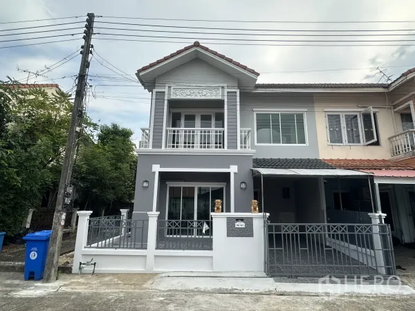 ทาวน์เฮาส์ ขายในLam Luk Ka, Pathum Thani - ด้านหน้าทาวน์เฮ้าส์มุม รีโนเวทใหม่ มีระเบียงและลานหน้าบ้านพร้อมที่จอดรถในร่ม