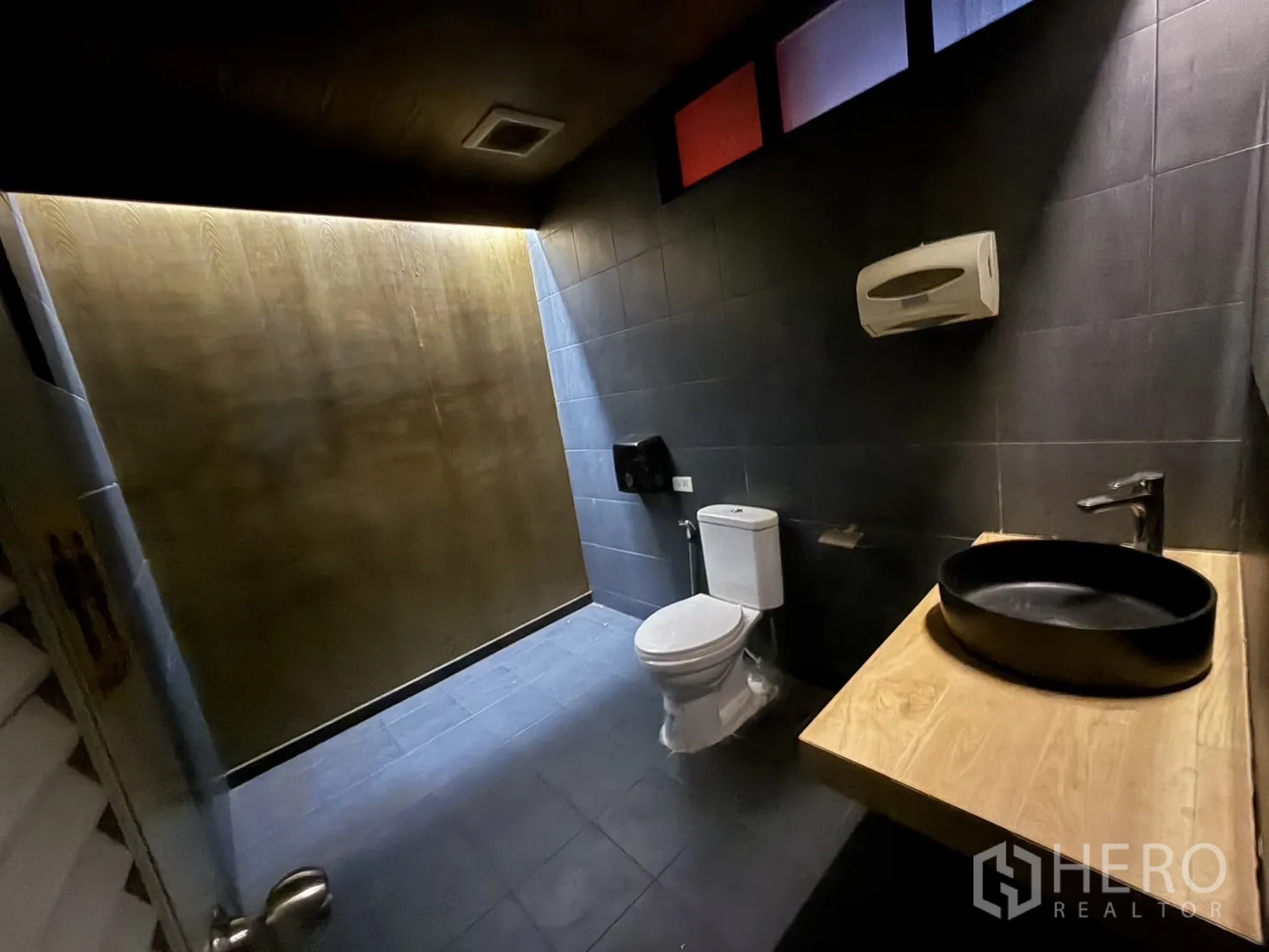 独立式住宅 出租在Watthana, Bangkok - 现代化卫生间，黑色台盆与瓷砖墙面