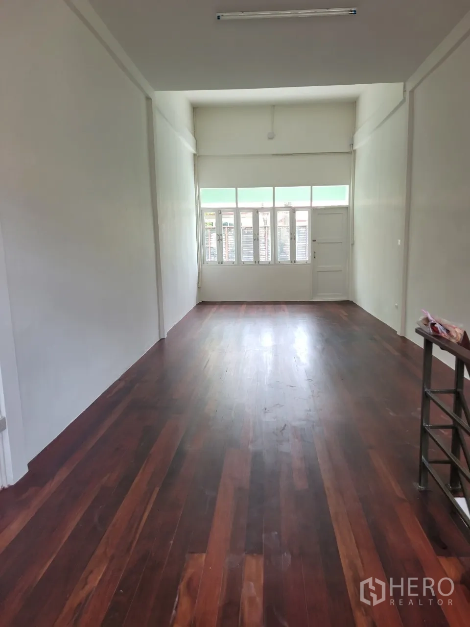 店屋 出租在Khlong Toei, Bangkok - 宽阔二层空间，抛光木地板与挑高天花。