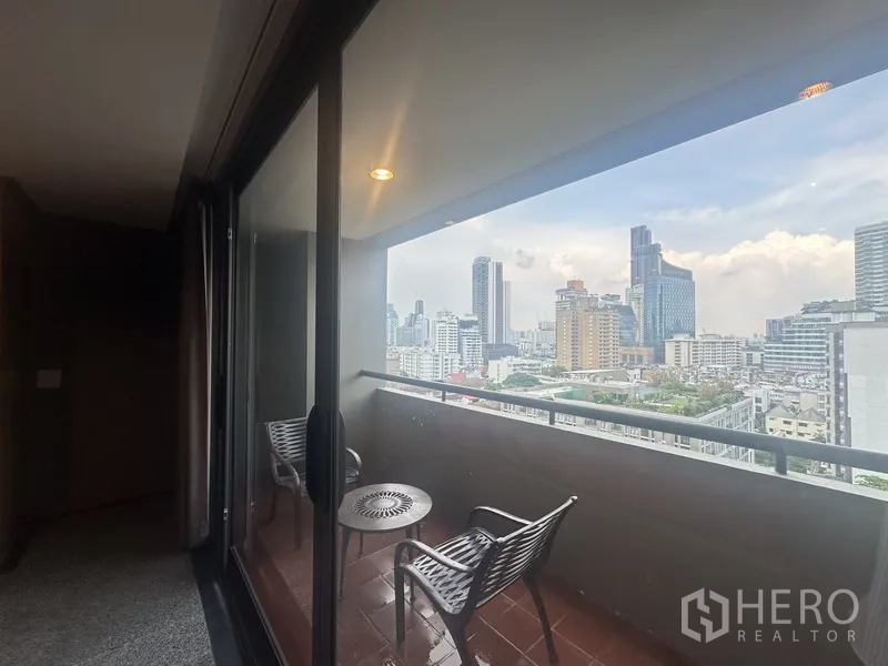 คอนโด ขายในWatthana, Bangkok - ระเบียงมีเก้าอี้ ชมวิวสกายไลน์กรุงเทพฯ แบบมีหลังคา