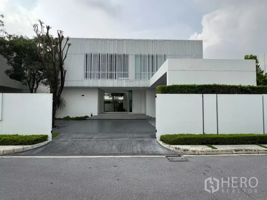 Detached House for sale in Bang Phli, Samut Prakan - Modern white two-storey detached house with gated driveway and manicured hedges