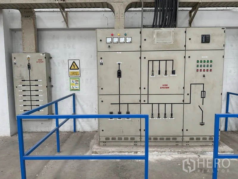 工厂 出租在Nonthaburi - 厂内三相配电控制柜，设安全护栏