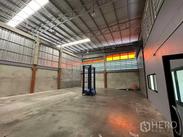 货栈 出租在Khlong Luang, Pathum Thani - 高挑储存大厅，屋顶采光窗与上部百叶通风。