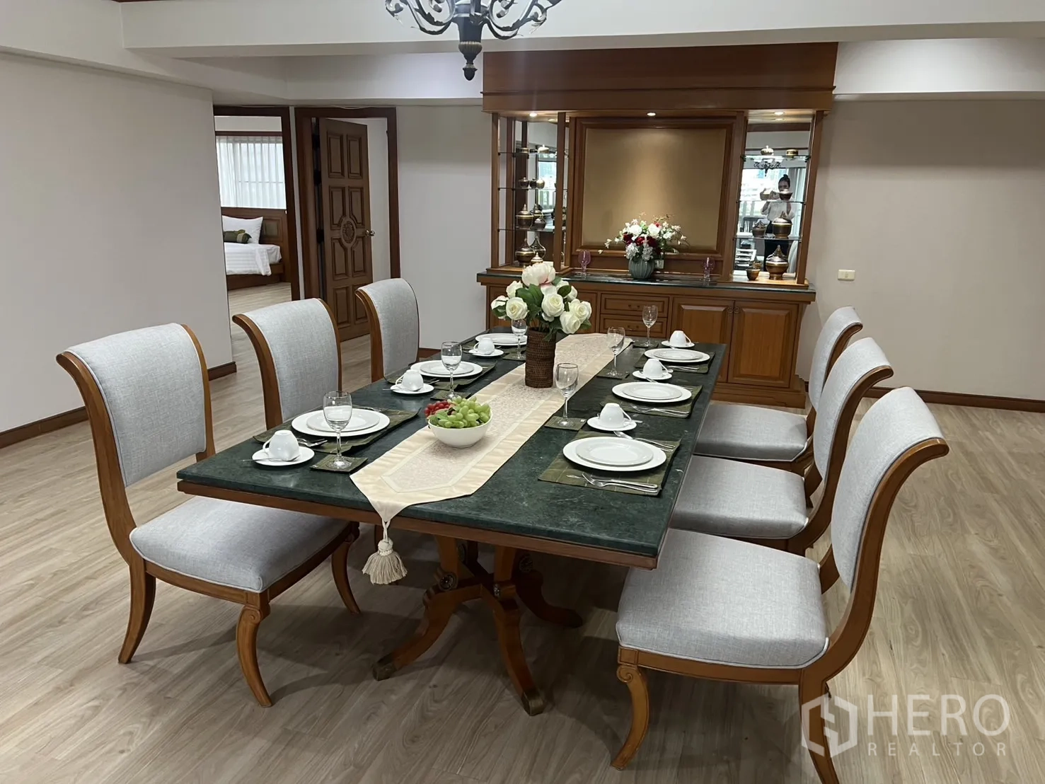 คอนโด ให้เช่าในKhlong Toei, Bangkok - ห้องรับประทานอาหารแบบเป็นทางการ โต๊ะ 8 ที่นั่ง ตู้ไม้บิวท์อิน และโคมไฟระย้าในคอนโดกว้างขวาง