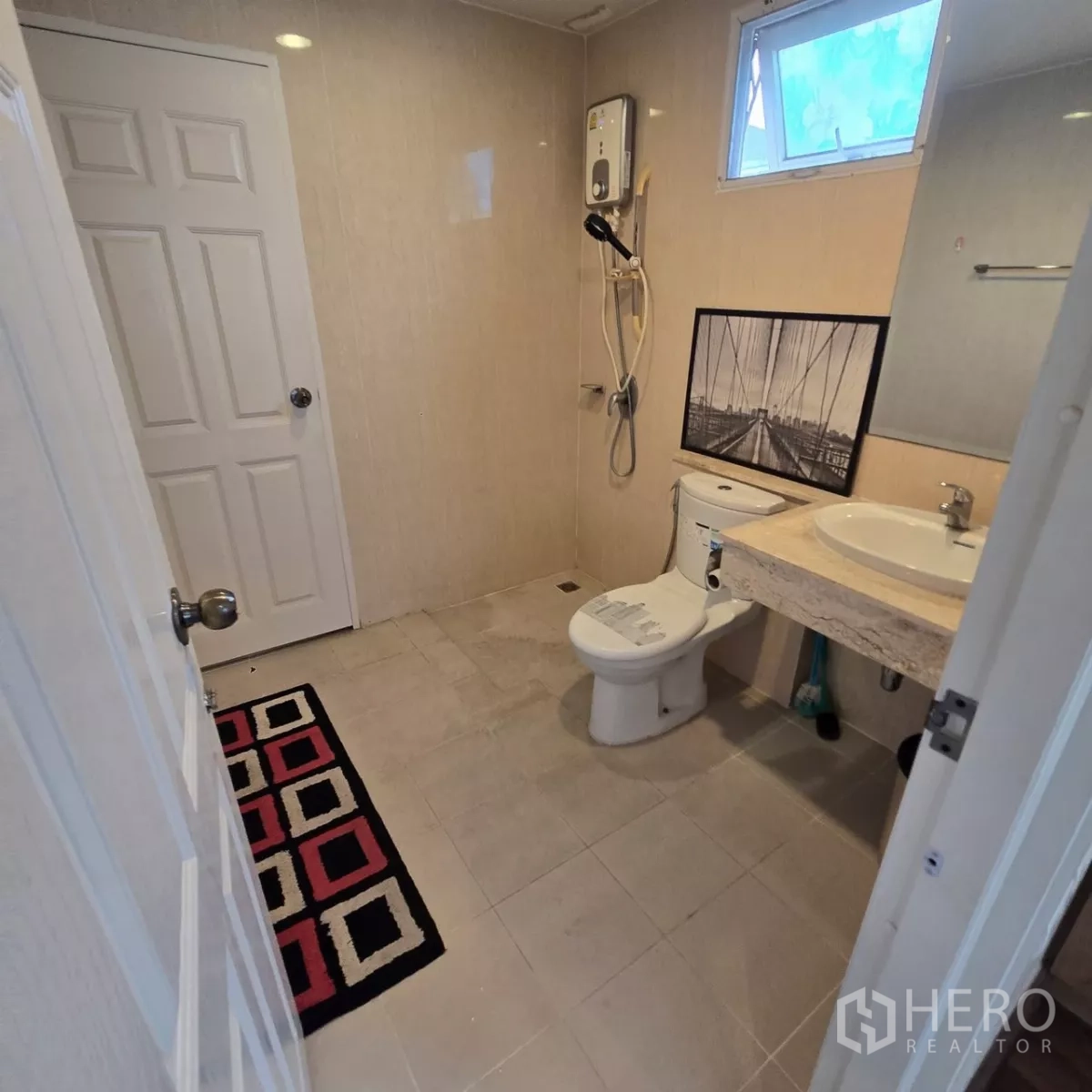 บ้าน ให้เช่าในMueang Pathum Thani, Pathum Thani - ห้องน้ำพร้อมเครื่องทำน้ำอุ่น พื้นที่อาบน้ำ และเคาน์เตอร์อ่าง