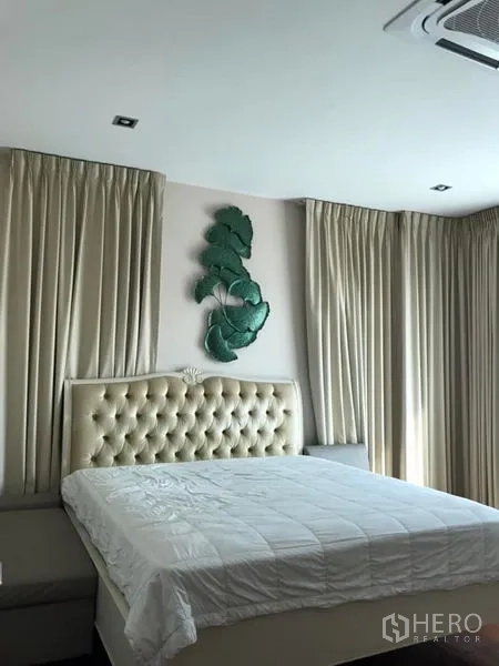 独立式住宅 出售在Saphan Sung, Bangkok - 主卧，菱格软包床头与落地窗帘