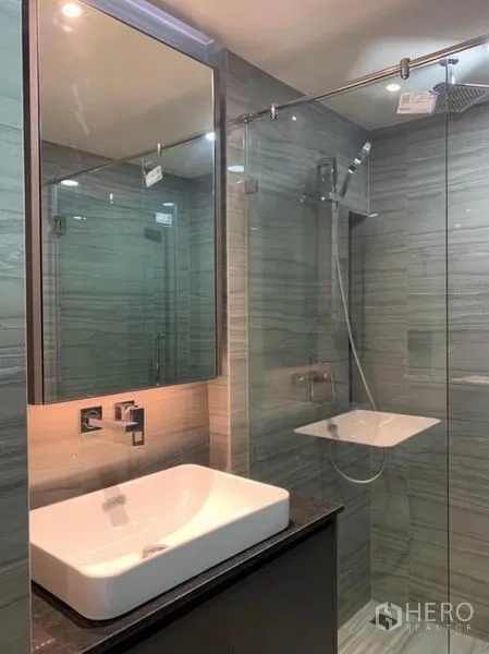คอนโด ให้เช่าในPathum Wan, Bangkok - ห้องน้ำร่วมสมัยพร้อมฝักบัวกระจกและอ่างล้างหน้าทรงเหลี่ยม