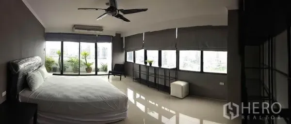คอนโด ให้เช่าในWatthana, Bangkok - ห้องนอนมาสเตอร์มุมกว้าง หน้าต่างยาวตลอดแนว มองเห็นวิวเมือง พื้นกระเบื้องเงา และพัดลมเพดาน
