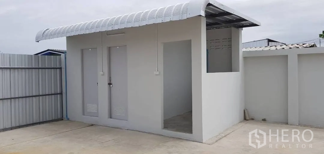Warehouse for rent in Mueang Samut Prakan, Samut Prakan - Outdoor utility block with sheltered restrooms beside the loading yard.