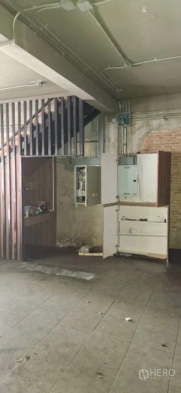 店屋 出租或出售在Watthana, Bangkok - 楼梯下的储物区，打开的电柜、明管与内置搁架。